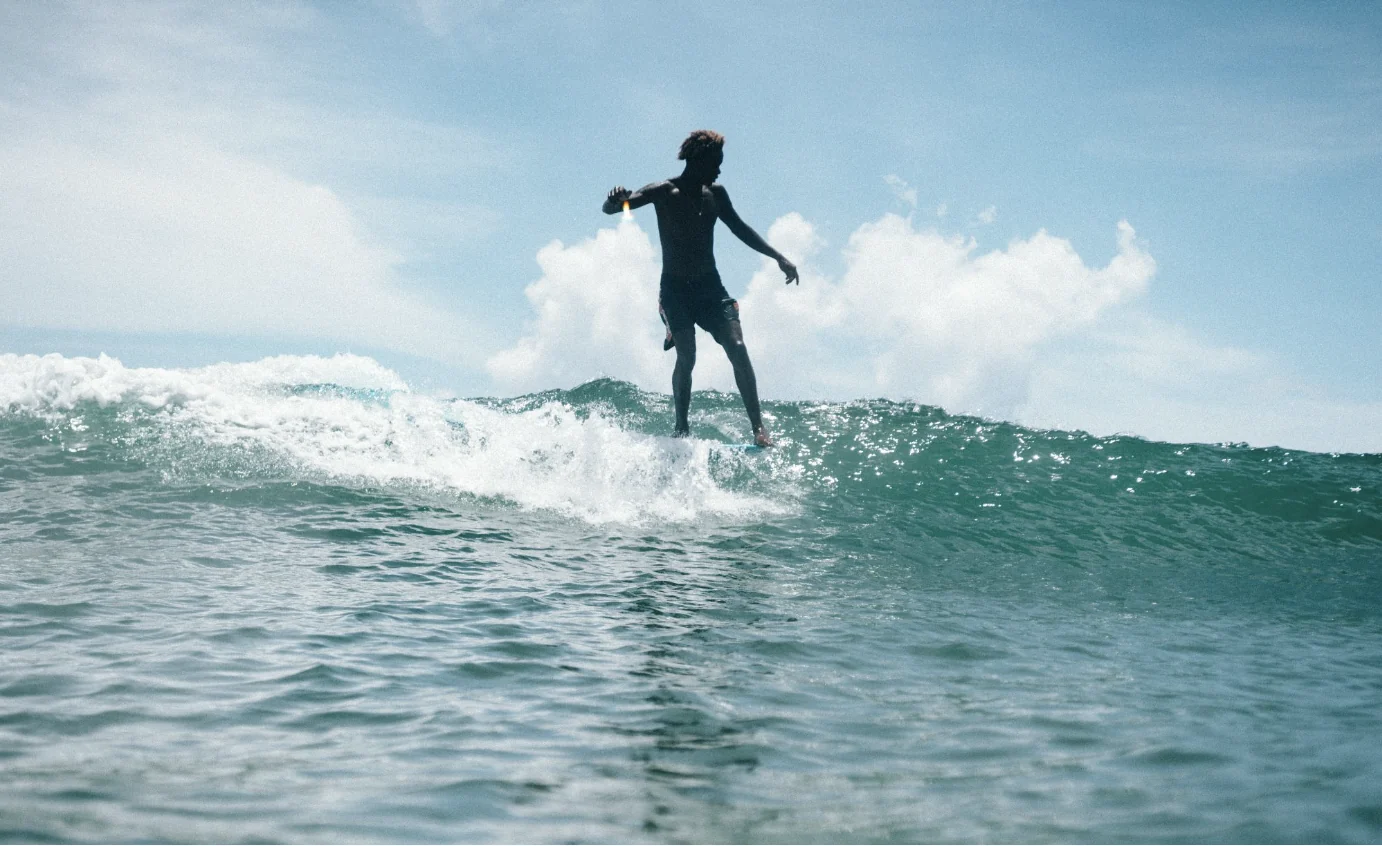 Surf em Pipa vira ponte entre sonhos e transformação