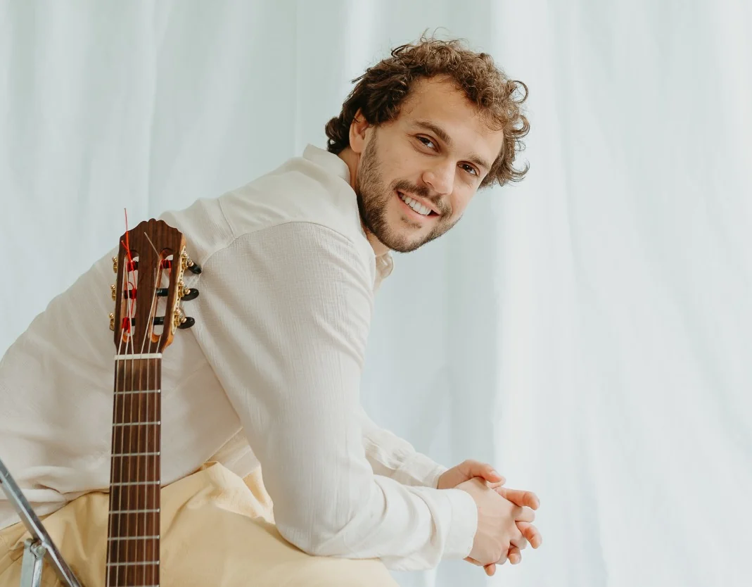 Theo Bial estreia projeto de samba gratuito no Centro do Rio