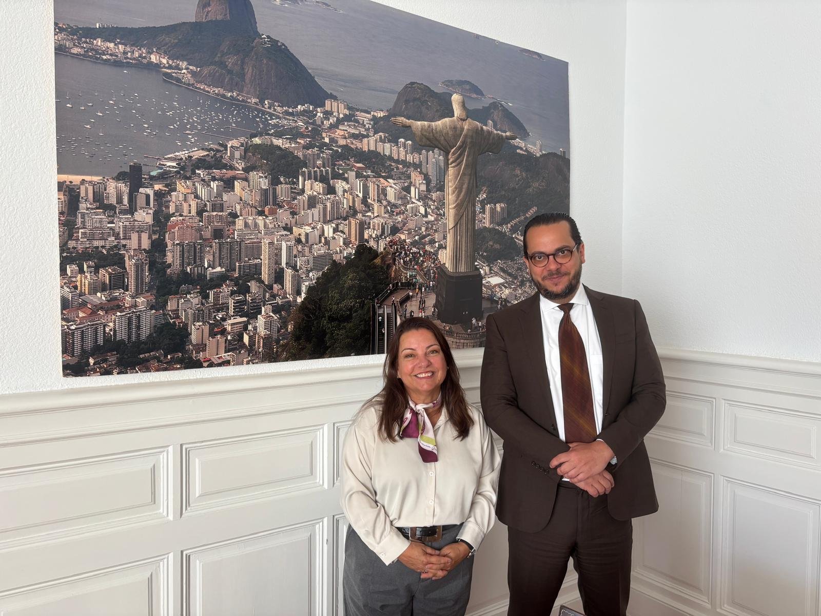 Embaixada Madri. Monica Borobia de branco
