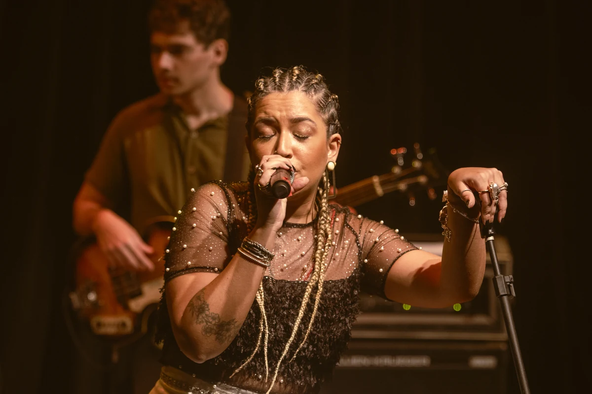 Amanda Mendonça retoma os palcos com Xodó em Flor acústico no Rio amanda mendonca retoma os palcos com xodo em flor acustico no rio featured