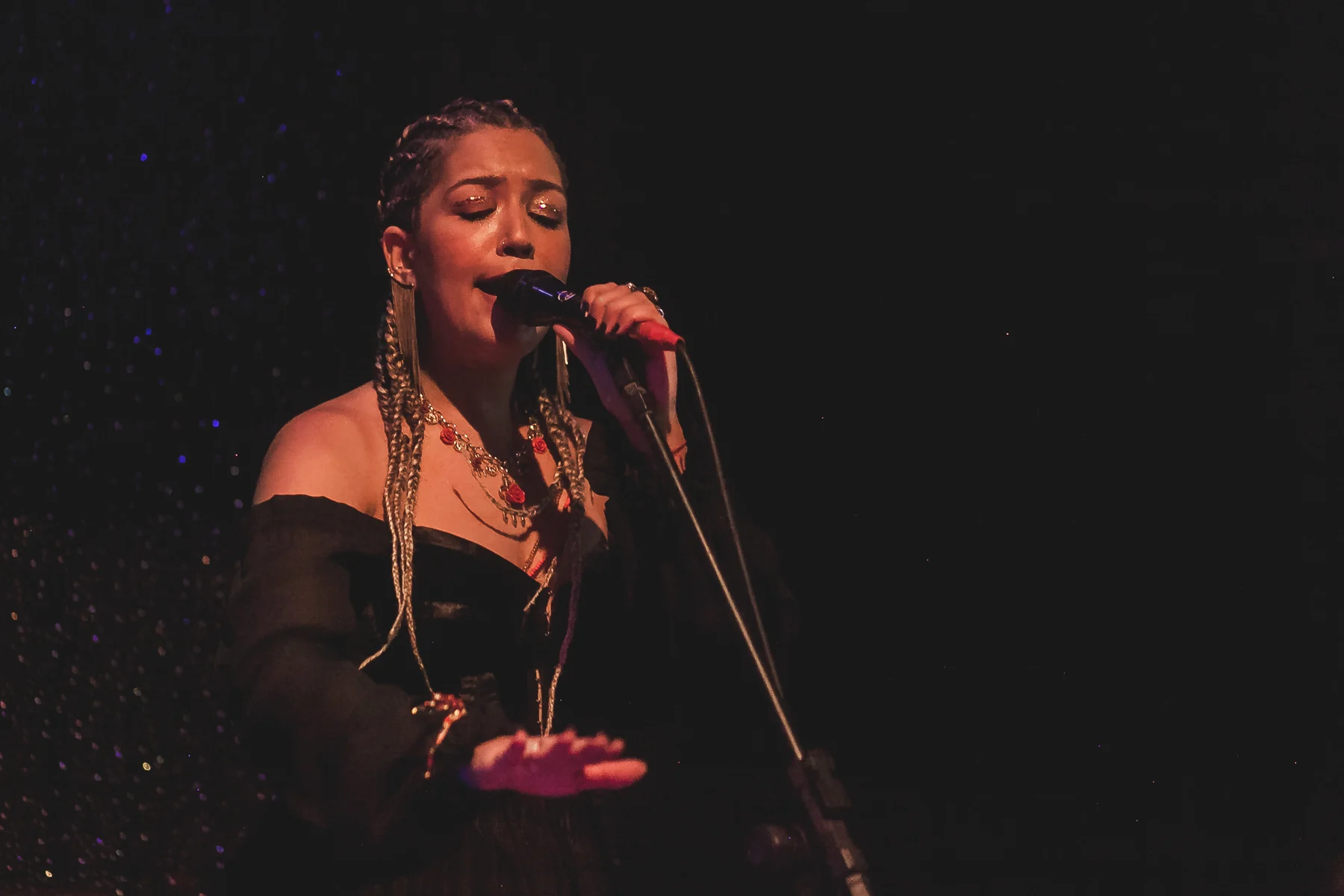 Amanda Mendonça retoma os palcos com Xodó em Flor acústico no Rio 3 Amanda Mendonça retoma os palcos com Xodó em Flor acústico no Rio