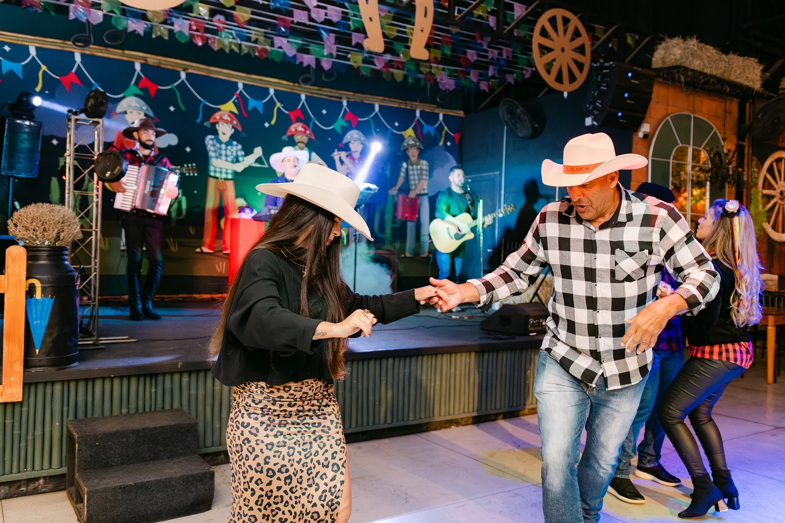 Arraiá Vilarejo: festa junina de maio a agosto com Copa do Mundo na Serra