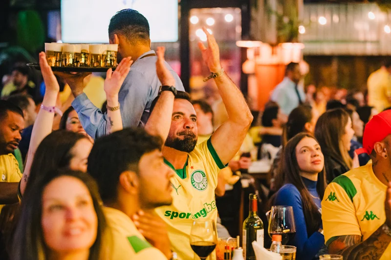 Bares transformam jogos da Copa em experiências com DJs e open bar