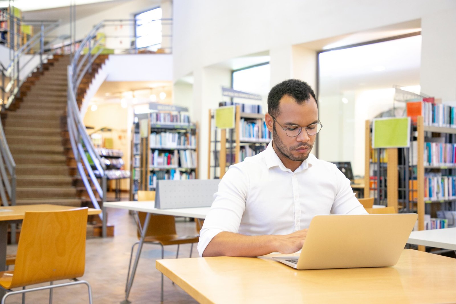 bibliotecarios estudando scaled