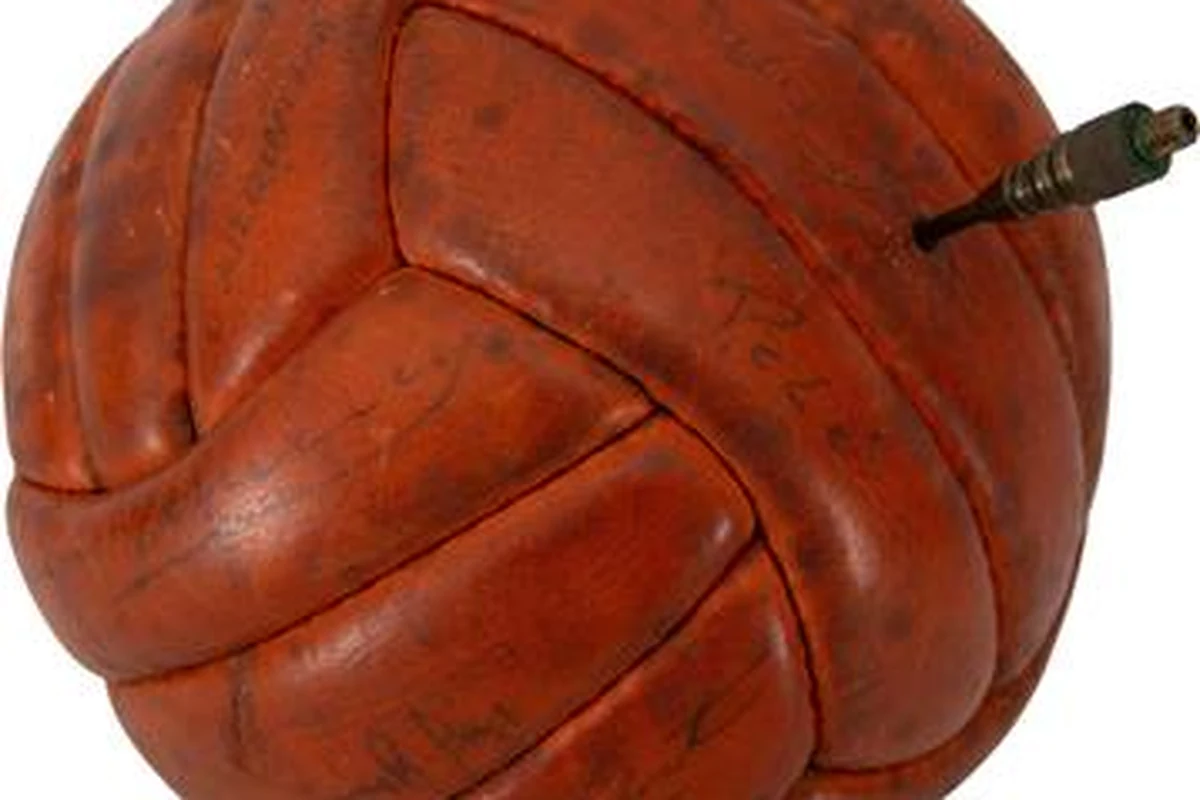bola da copa de 1958 com autografos raros vai a leilao em sp featured