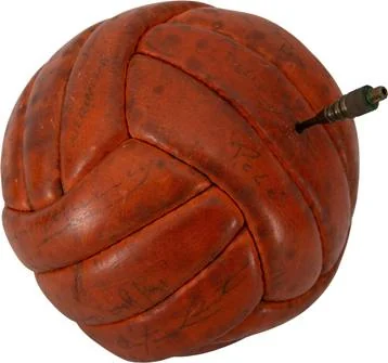 Bola da Copa de 1958 com autógrafos raros vai a leilão em SP