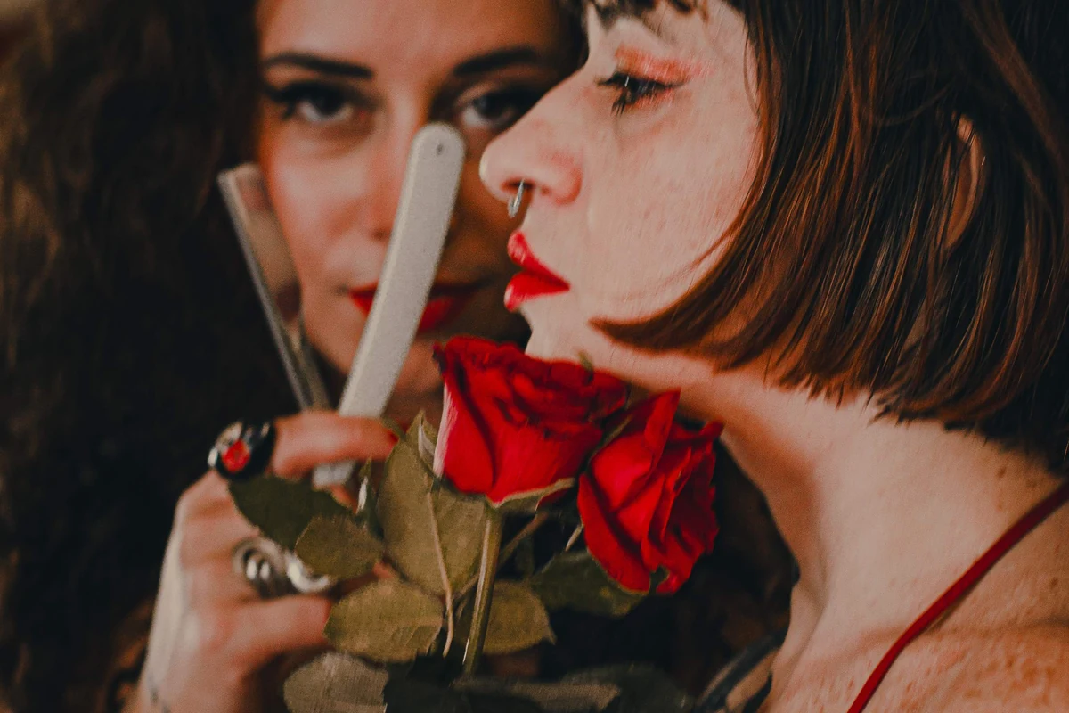Cabaré Rosas e Navalhas ocupa o Dolores Club com noite sensorial