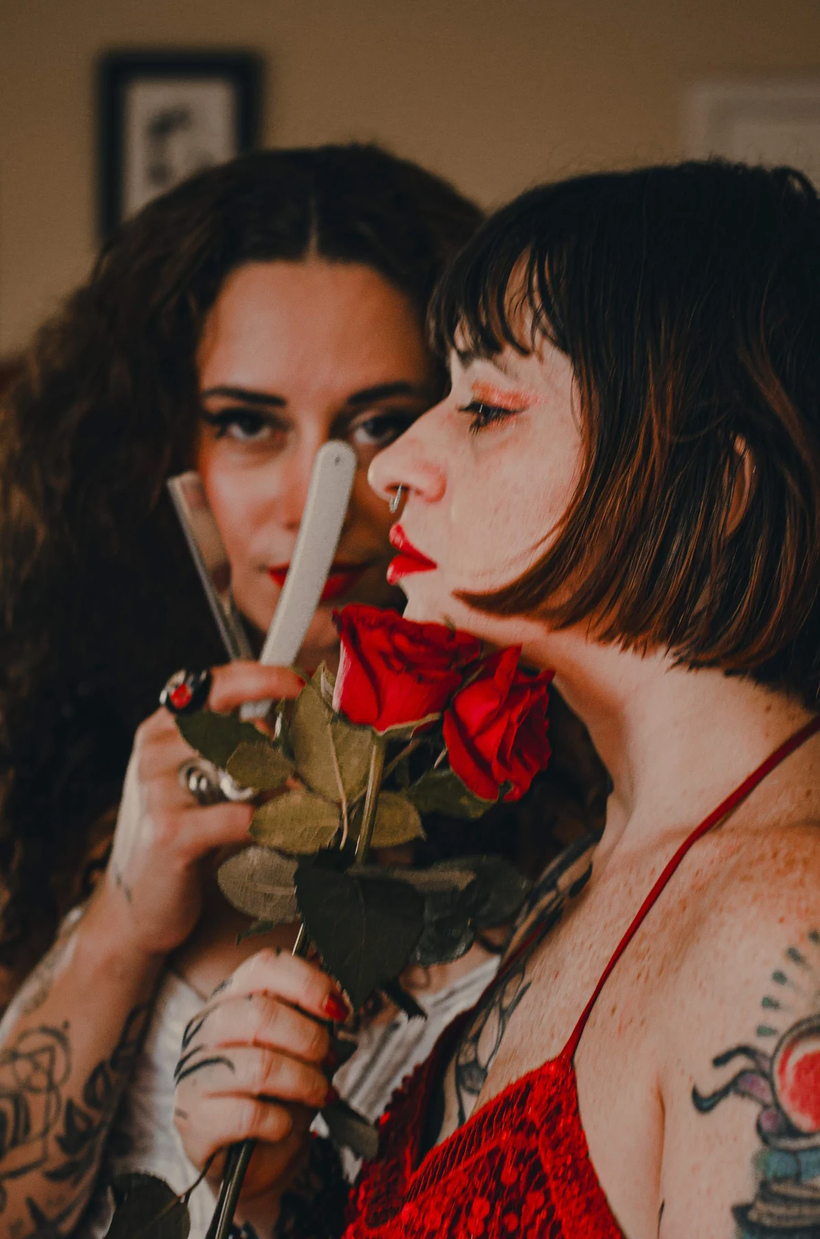 Cabaré Rosas e Navalhas ocupa o Dolores Club com noite sensorial