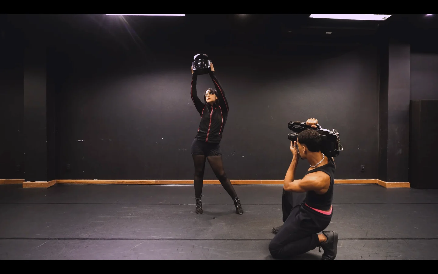 Camila Paredes transforma “Fogo Rosé” em videodança sensorial 2 Camila Paredes transforma “Fogo Rosé” em videodança sensorial