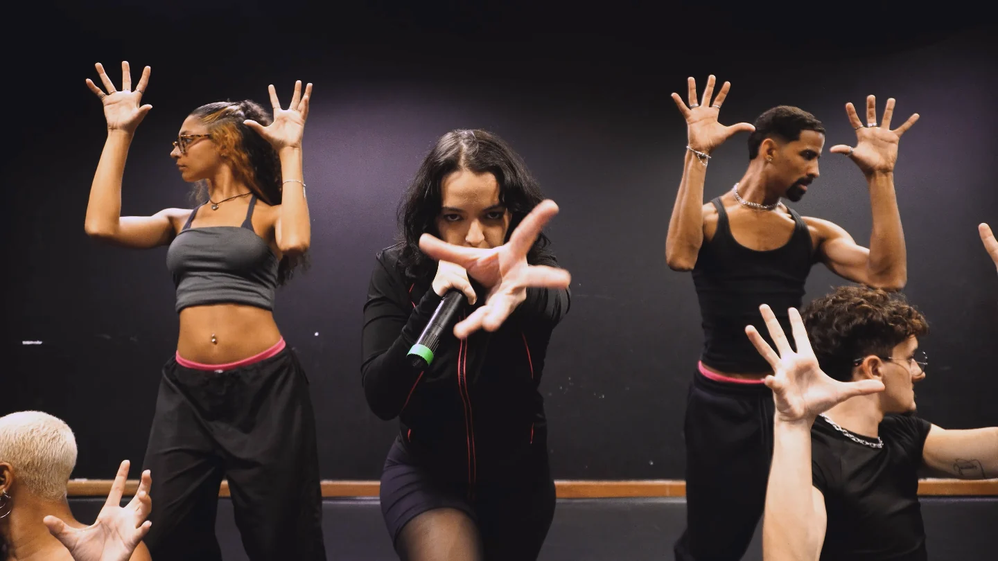 Camila Paredes transforma “Fogo Rosé” em videodança sensorial 3 Camila Paredes transforma “Fogo Rosé” em videodança sensorial