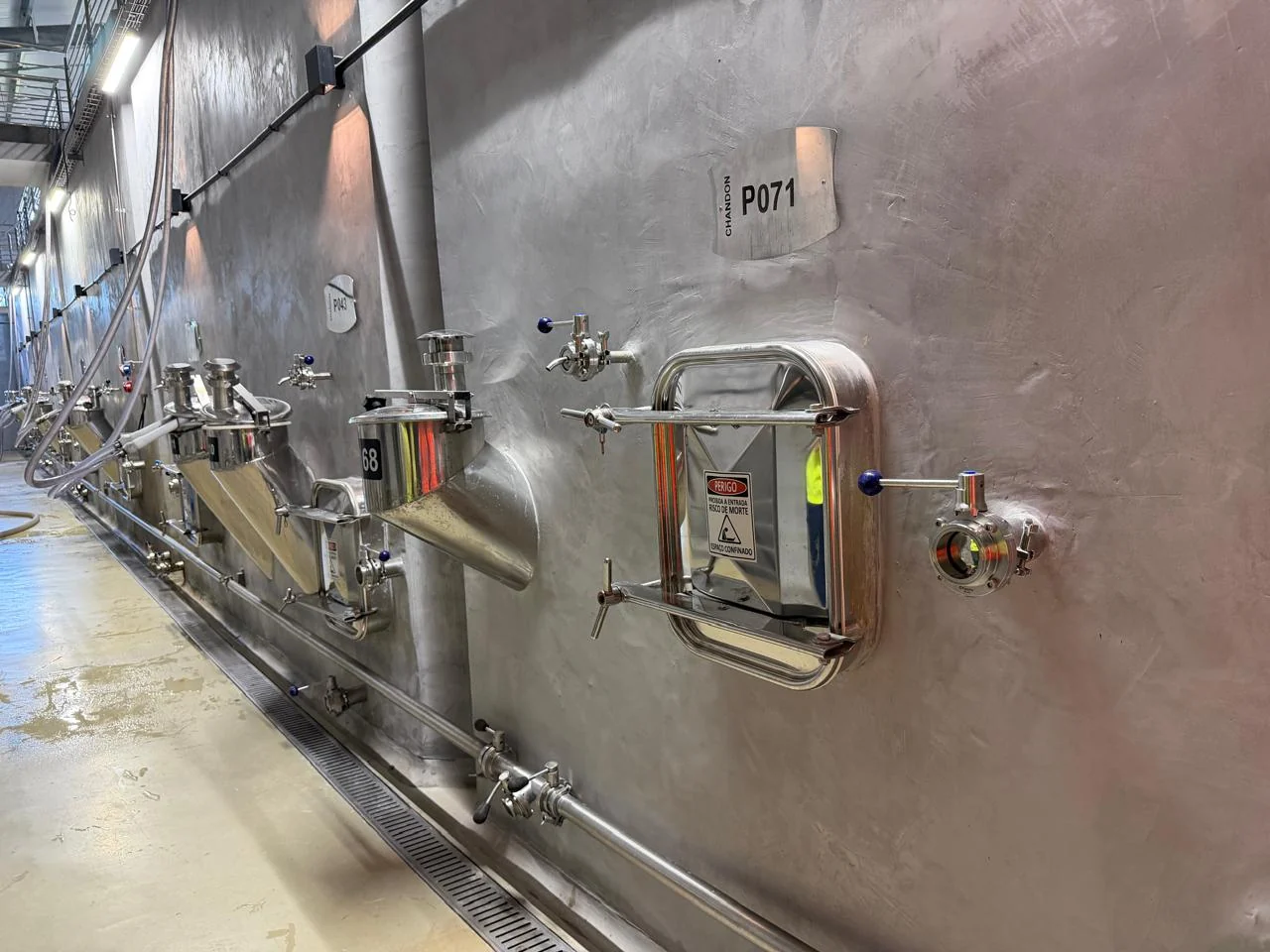 Chandon transforma tanques em cenário para jantar de Dia dos Namorados
