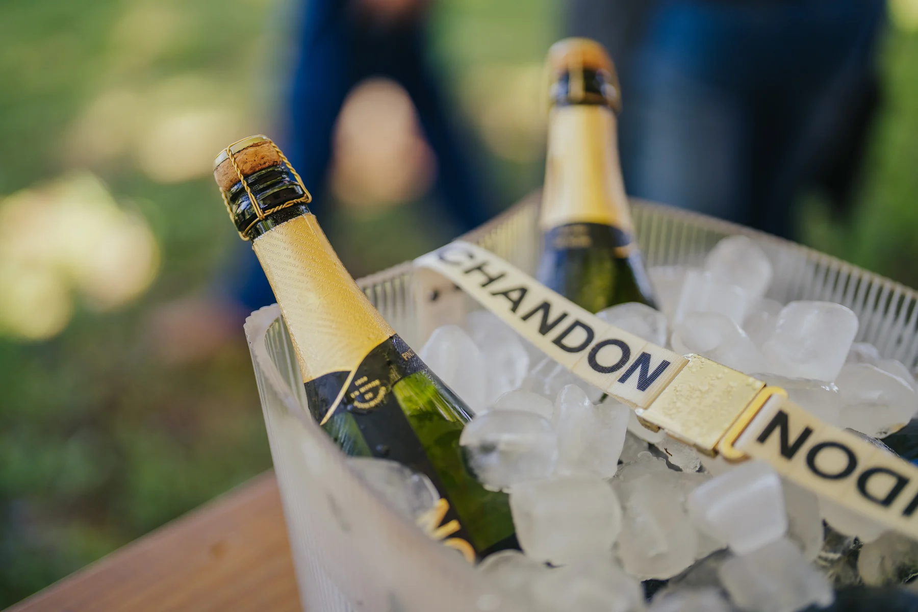 Chandon transforma tanques em cenário para jantar de Dia dos Namorados