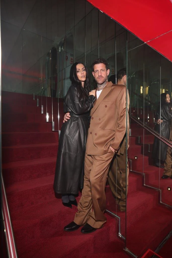 Cleo Pires aposta em sensualidade elegante e chama atenção em SP