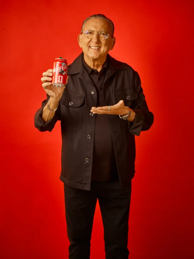 Coca-Cola aposta na emoção da torcida com Galvão e latas históricas