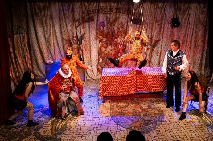 Comédia de Dario Fo entra nas últimas semanas no Teatro Commune