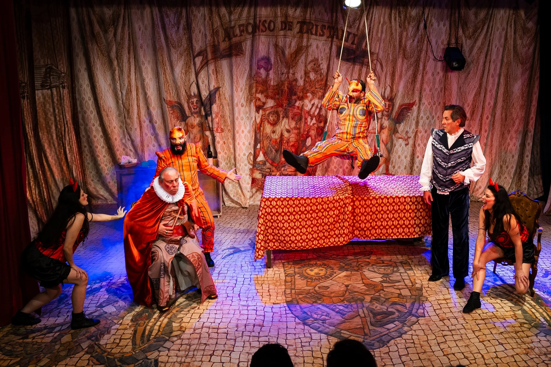 Comédia de Dario Fo entra nas últimas semanas no Teatro Commune
