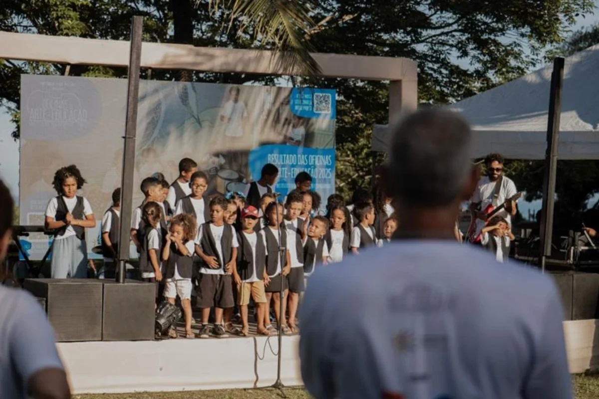 criancas sobem ao palco no sao joao de trancoso com projeto social featured
