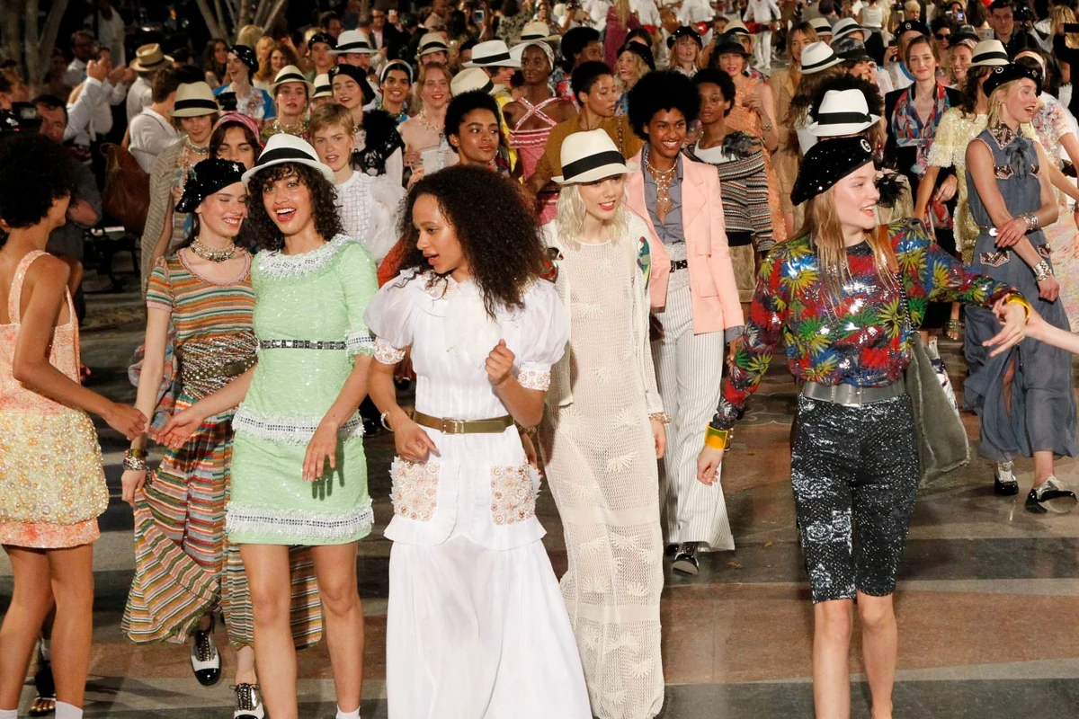 desfiles cruise transformam viagens em palco da moda global featured