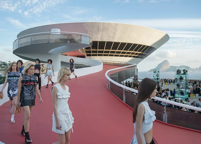 Desfiles Cruise transformam viagens em palco da moda global