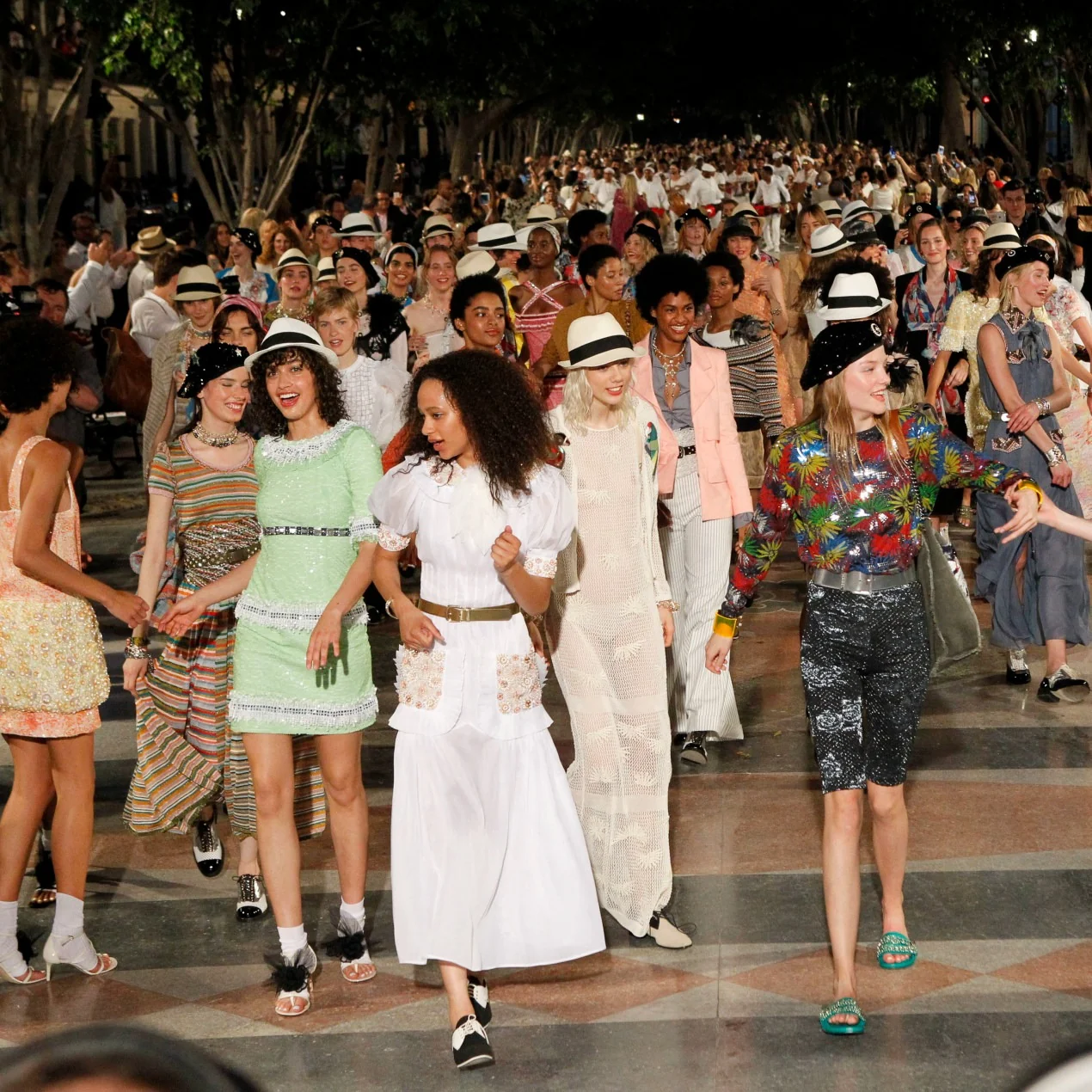 Desfiles Cruise transformam viagens em palco da moda global
