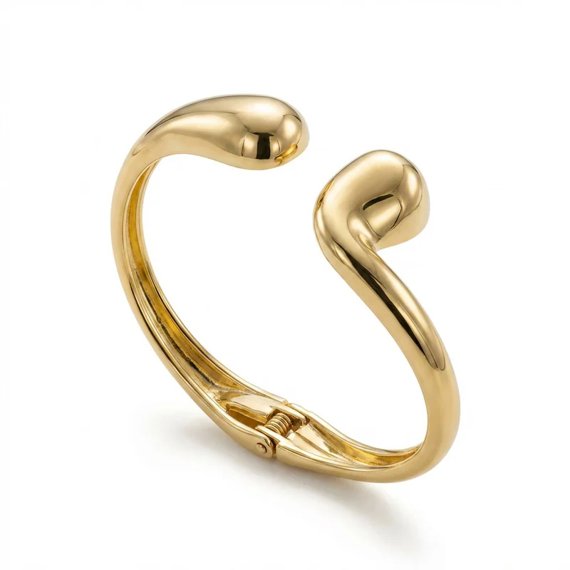Dourado domina o inverno e redefine o uso de acessórios