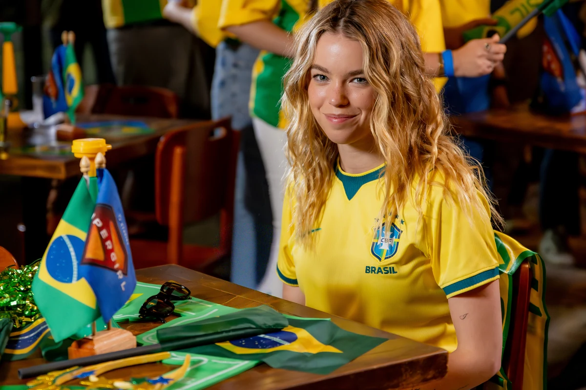 Elenco de Supergirl chega ao Rio e vibra com estreia do Brasil Elenco de Supergirl chega ao Rio e vibra com estreia do Brasil