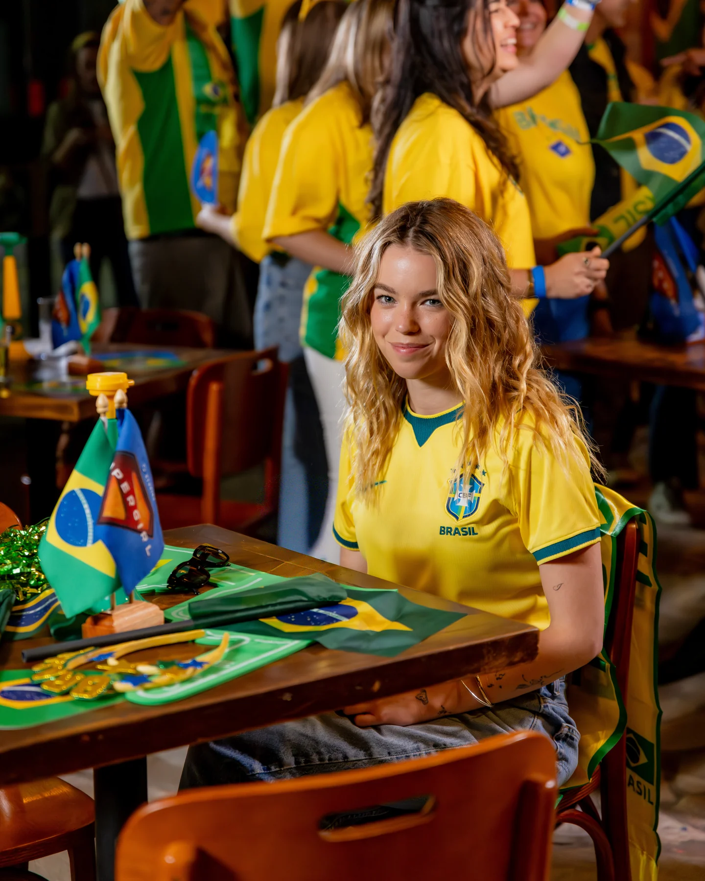 Elenco de Supergirl chega ao Rio e vibra com estreia do Brasil 1 Elenco de Supergirl chega ao Rio e vibra com estreia do Brasil