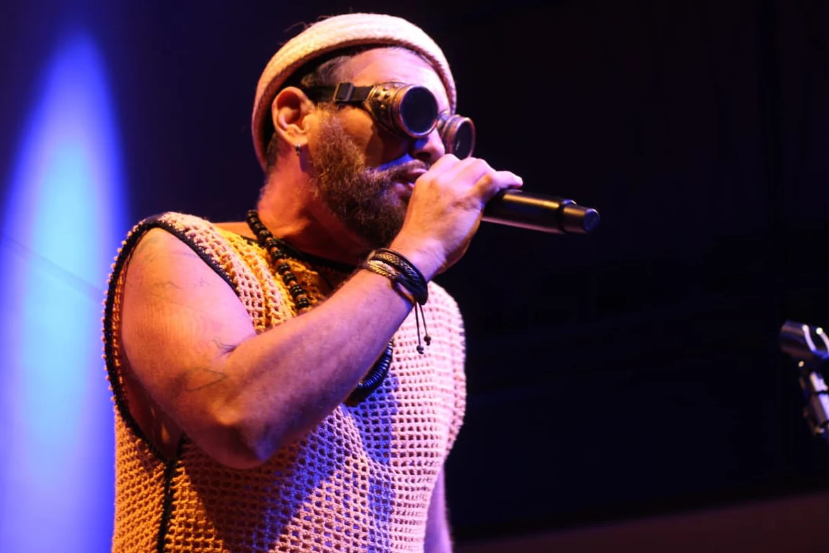 esdras bedai leva tributo ao manguebeat para o dolores club featured