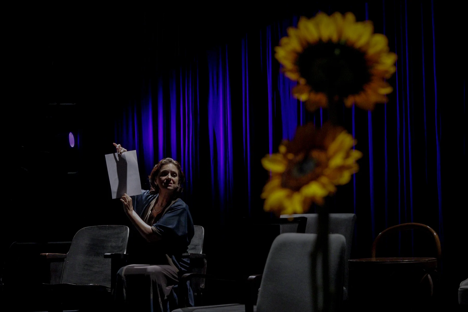 Espetáculo “Palavras” transforma Clarice Lispector em experiência ao vivo
