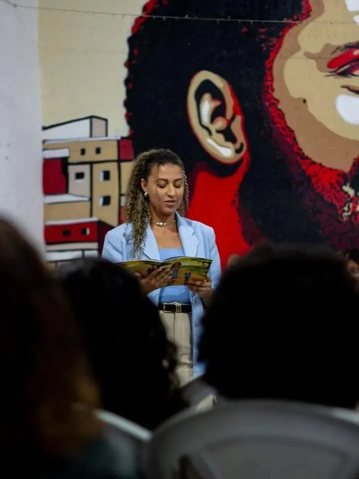Feira gratuita em Manguinhos distribui 300 livros e celebra periferia 7 Feira gratuita em Manguinhos distribui 300 livros e celebra periferia