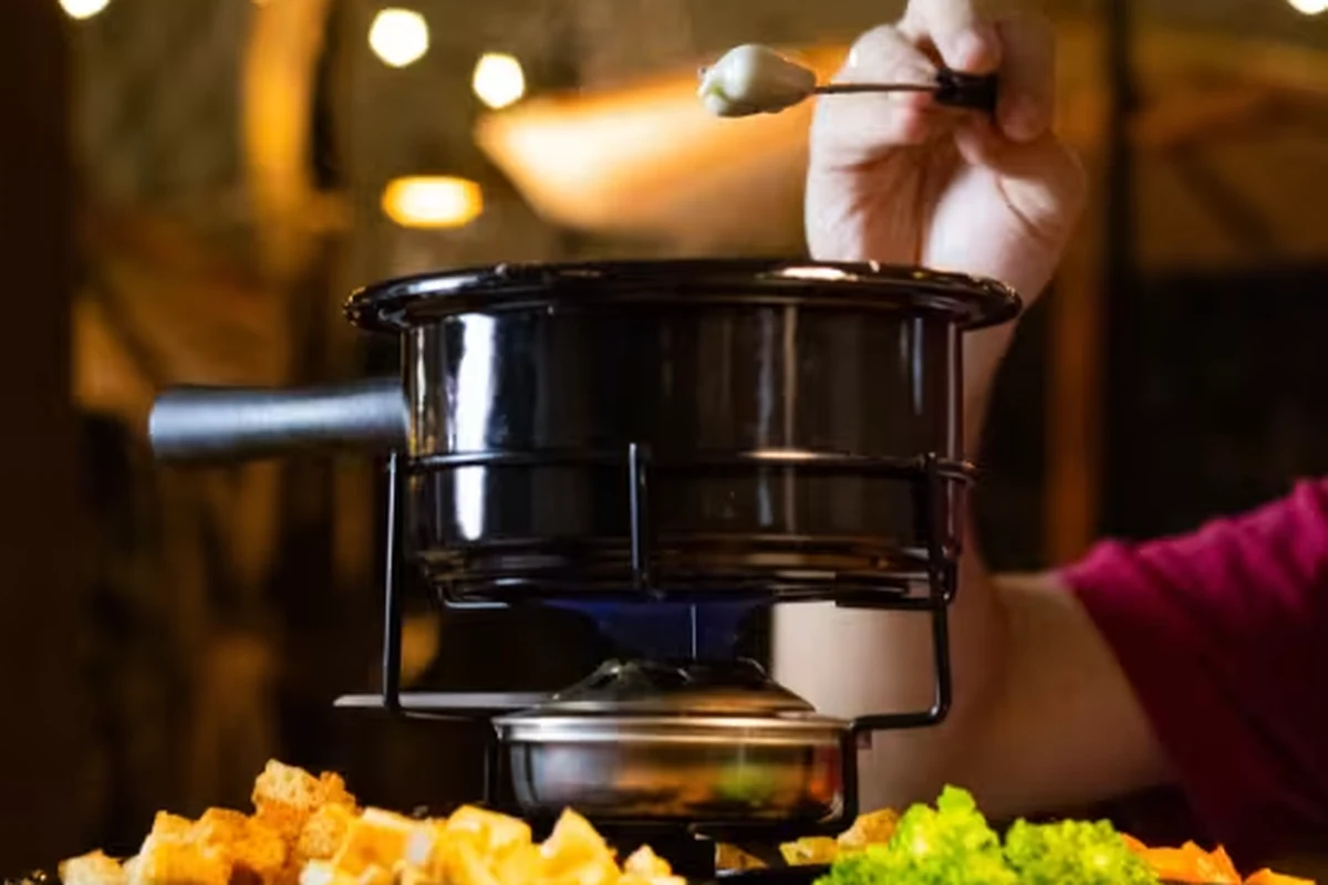 festival de fondue transforma noites de inverno na vila olimpia featured
