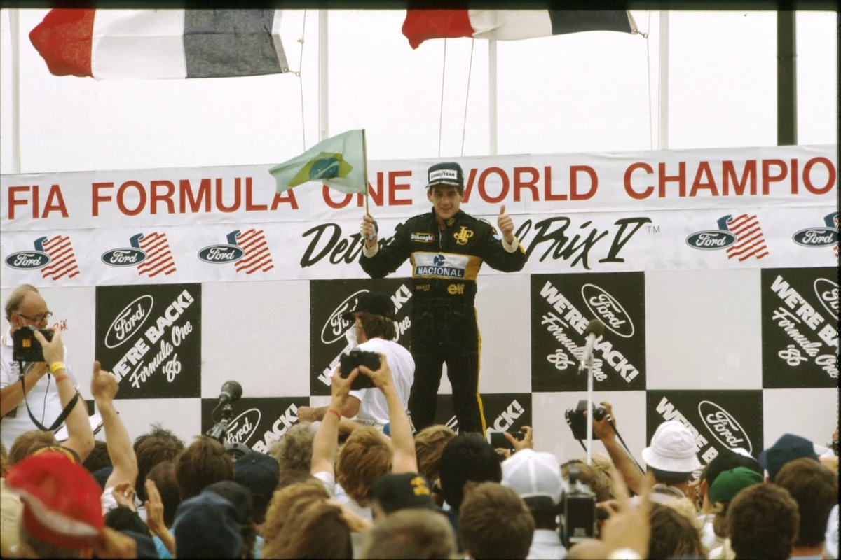 gesto de ayrton senna com a bandeira do brasil completa 40 anos featured