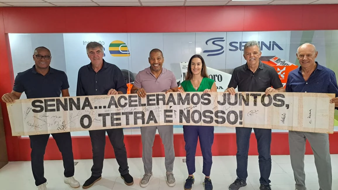 Gesto de Ayrton Senna com a bandeira do Brasil completa 40 anos