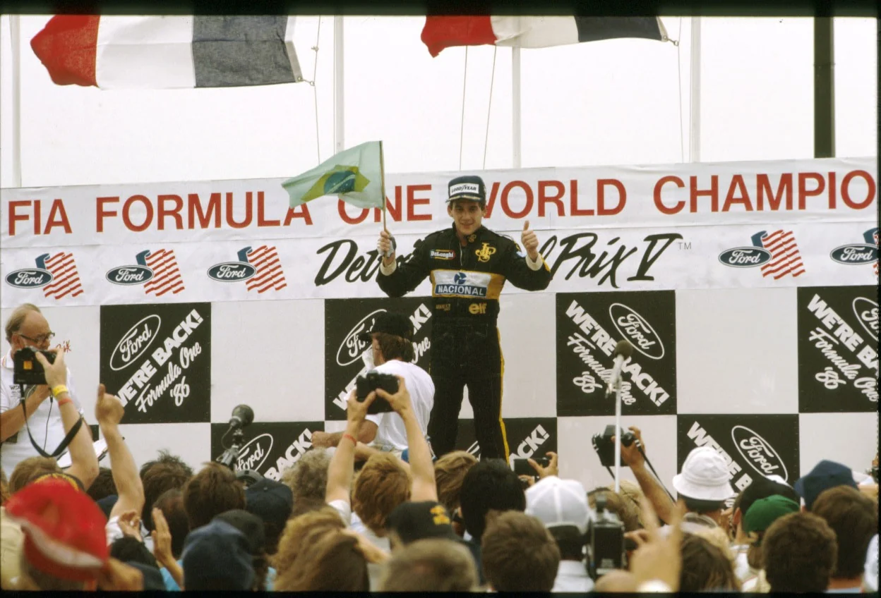 Gesto de Ayrton Senna com a bandeira do Brasil completa 40 anos