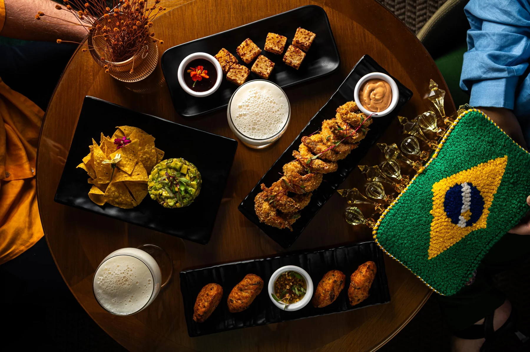Hotel em Copacabana aposta na Copa com drinks em dobro e menu global