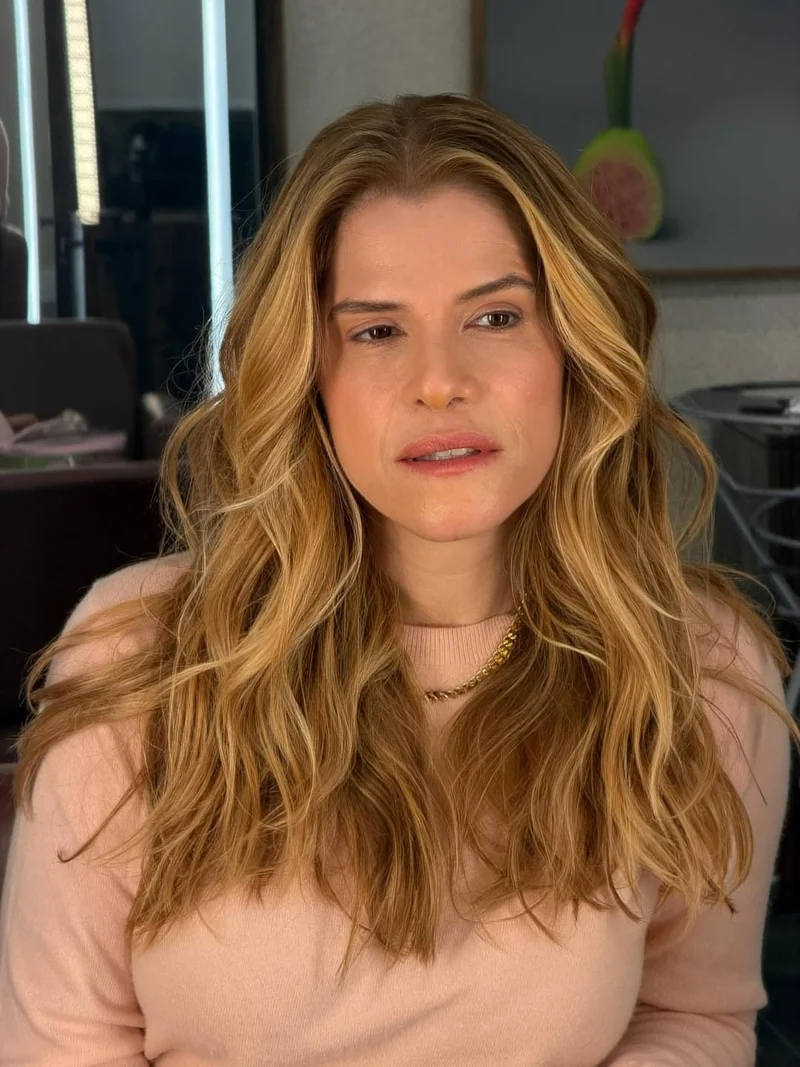 Ingrid Guimarães surge loiríssima antes dos 54 e marca nova fase