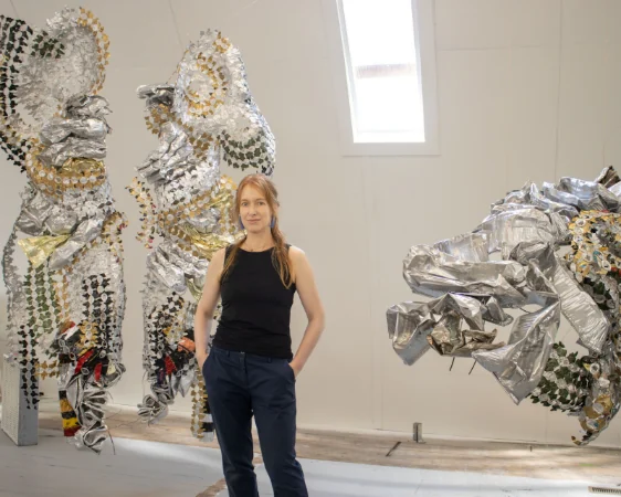 Instalação de Sandra Lapage transforma resíduos em arte no Leblon