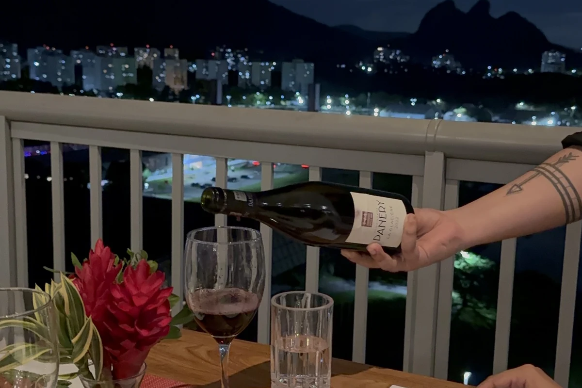 jantar no topo da barra olimpica promete noite exclusiva no dia dos namorados featured