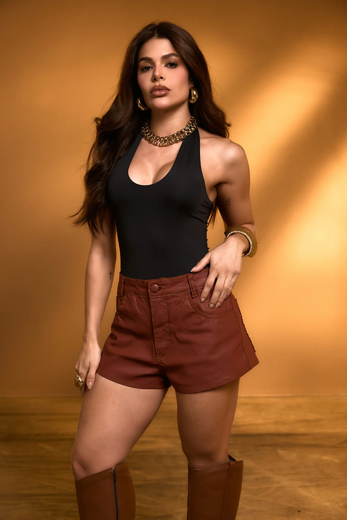 Jeans resinado ganha força e redefine o denim na moda atual