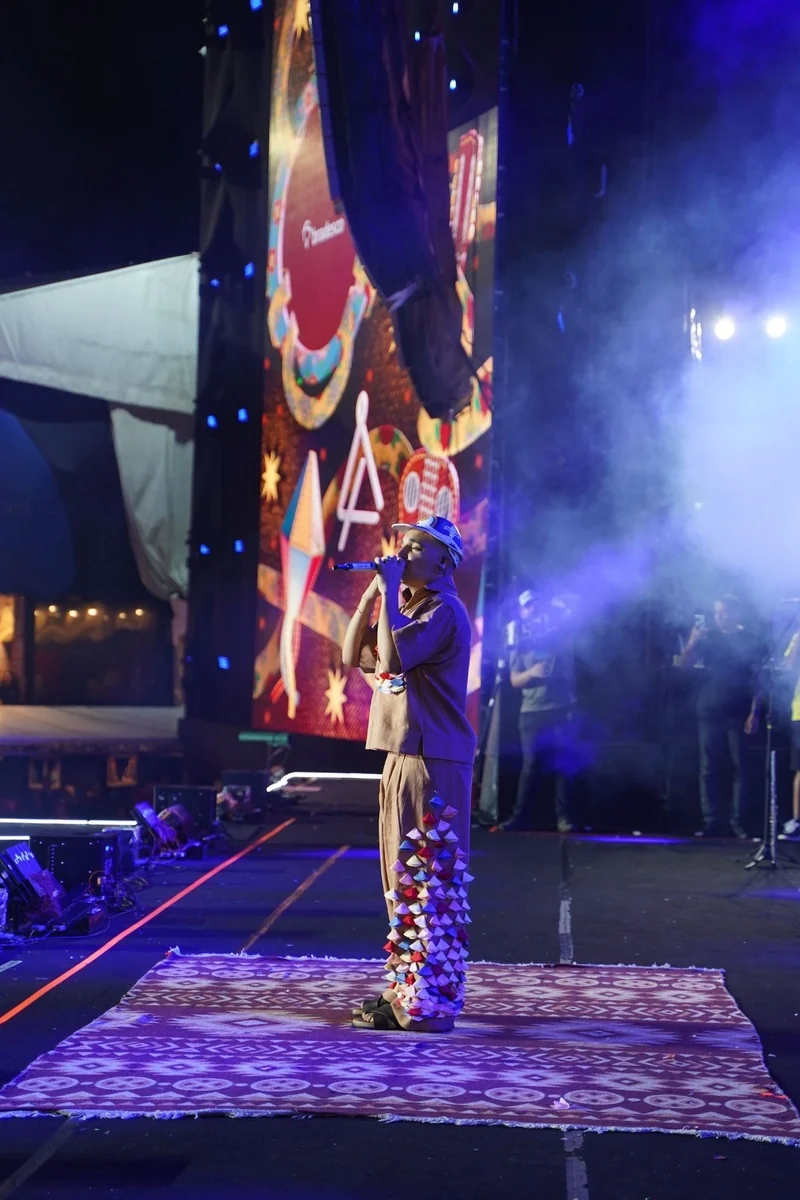 João Gomes veste linho artesanal no São João de Caruaru em look Riachuelo