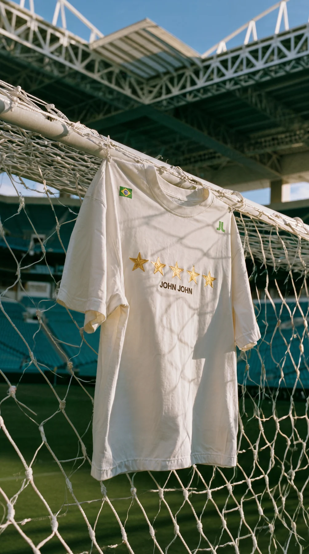 John John traduz o futebol em moda urbana com World Beat