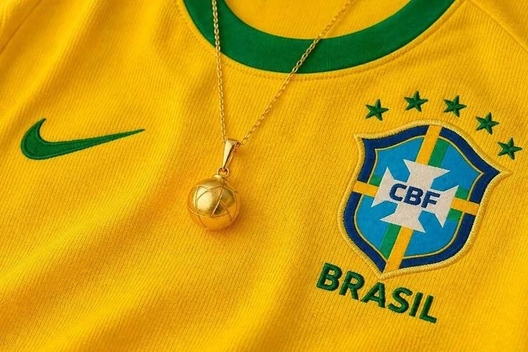 Joia inspirada no futebol transforma paixão pela Copa em estilo