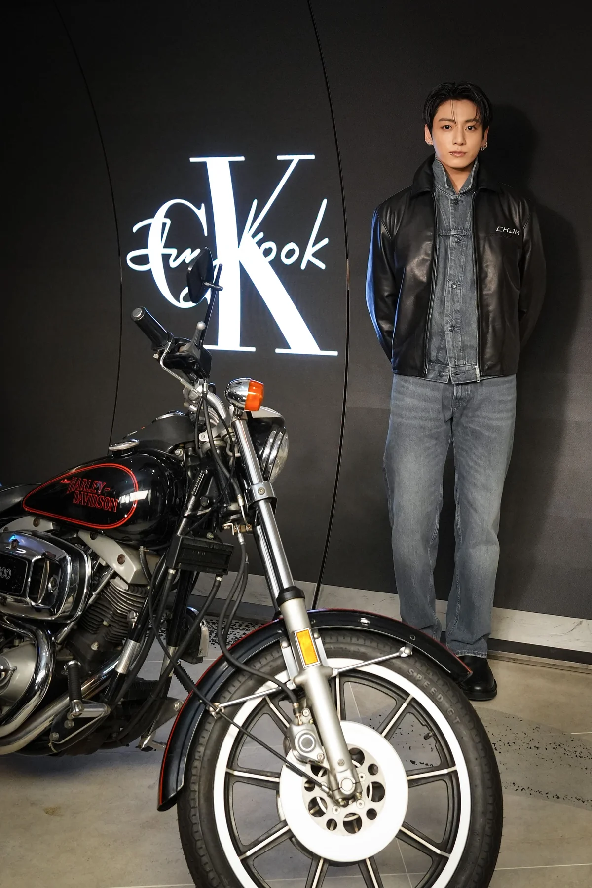 Jung Kook transforma loja da Calvin Klein em experiência imersiva em Tóquio 4 Jung Kook transforma loja da Calvin Klein em experiência imersiva em Tóquio