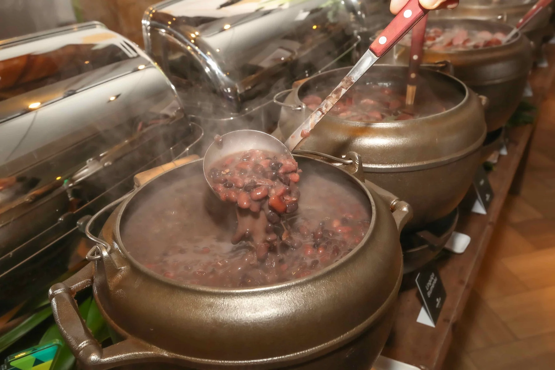Kako de Oliveira anima terceira feijoada do Lindacap com MPB e samba neste sábado