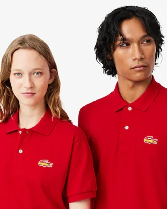 Lacoste transforma polo clássica em homenagem global ao futebol