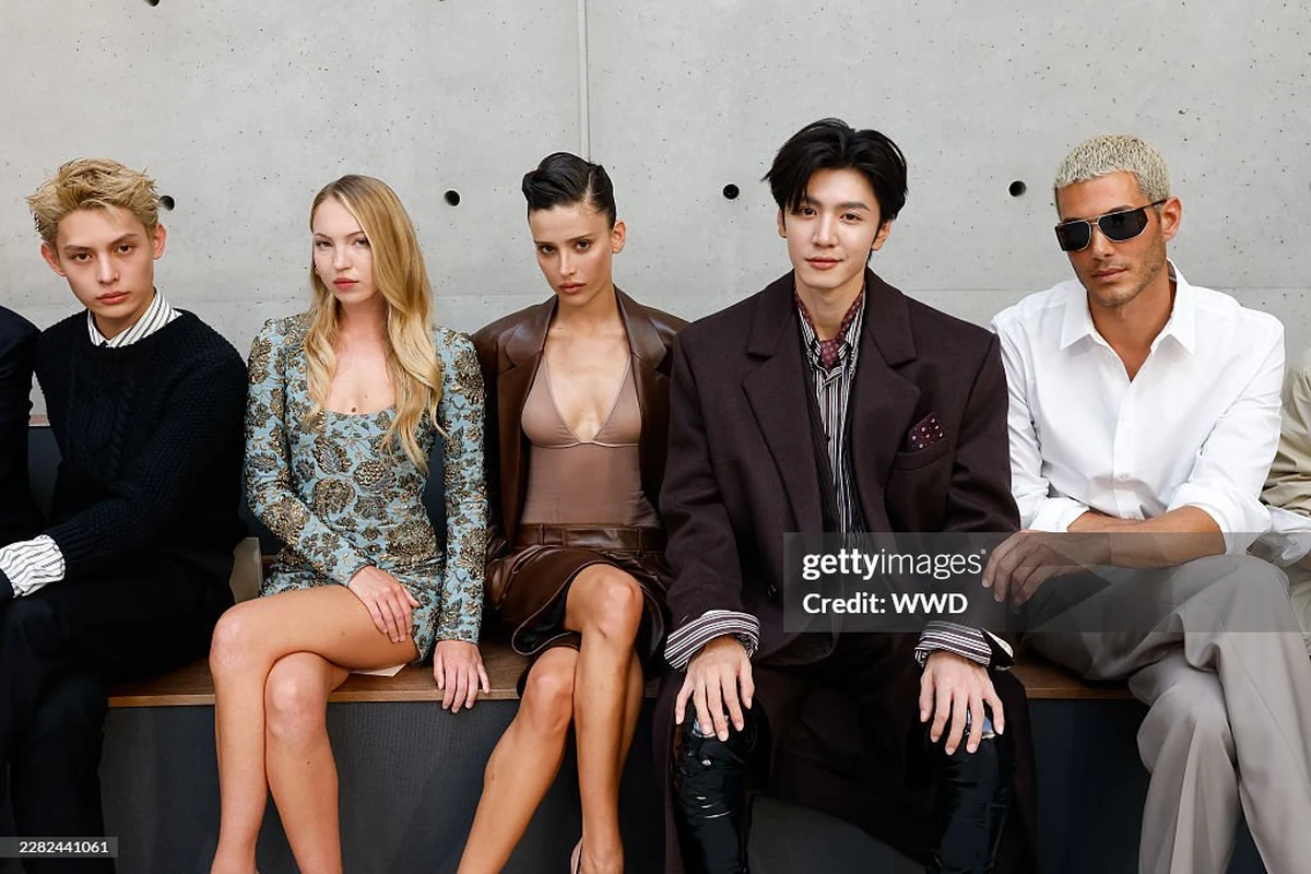 livia nunes se destaca na estreia da saint laurent em paris featured