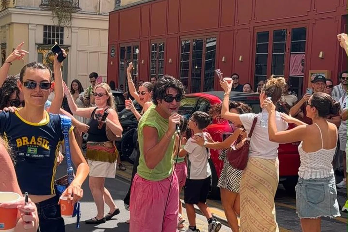 lucas pretti leva musica brasileira as ruas de paris em estreia marcante featured