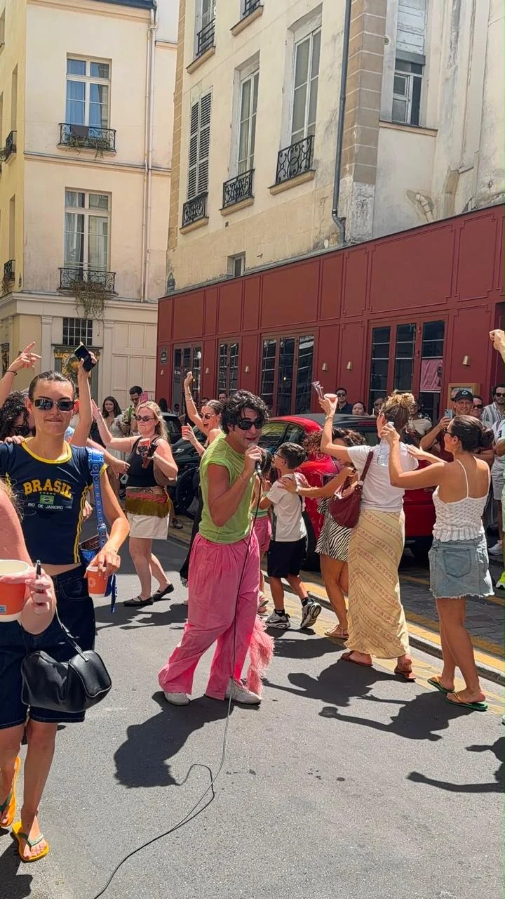 Lucas Pretti leva música brasileira às ruas de Paris em estreia marcante