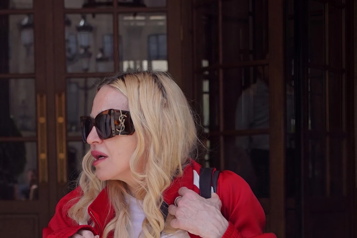 madonna usa saint laurent em paris e aposta em look assinado por vaccarello featured