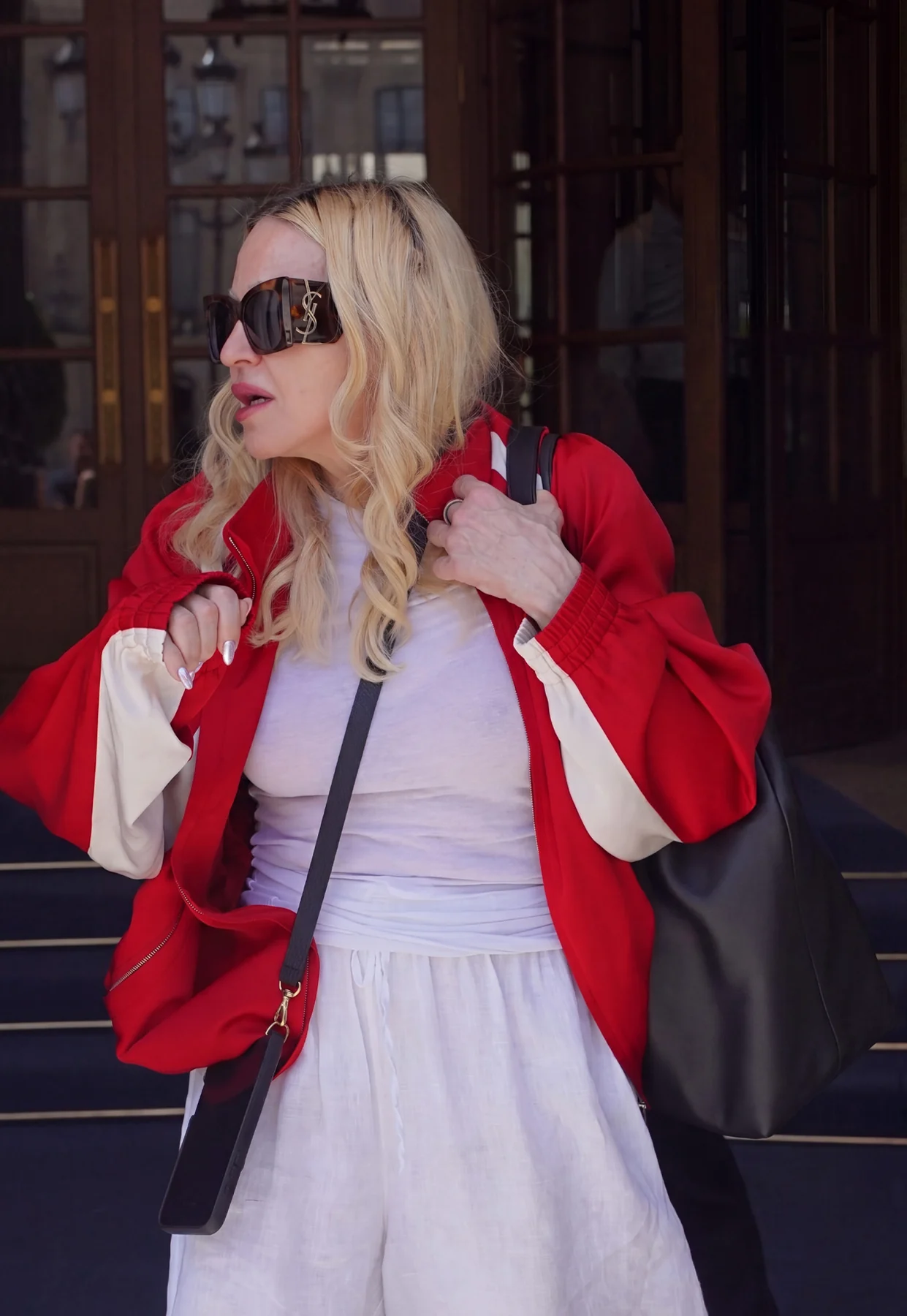 Madonna usa Saint Laurent em Paris e aposta em look assinado por Vaccarello